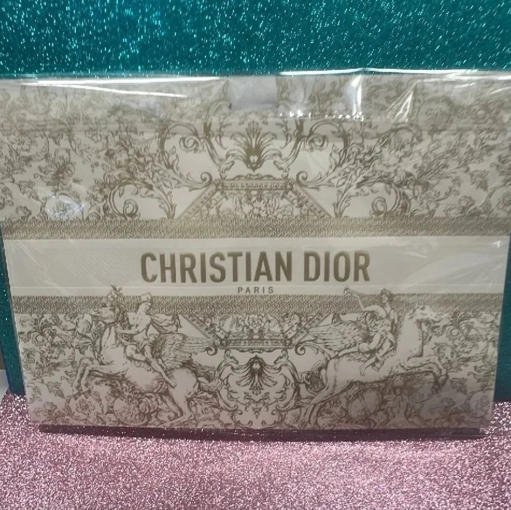 🛍CHRISTIAN DIOR GIFT BAG WITH RIBBON LIMITED EDITION  BRAND NEW/SEALED - Picture 4 of 5